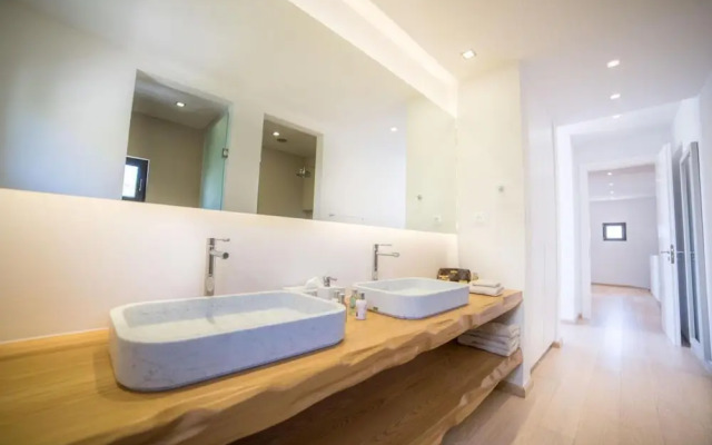 Sea View 6 Bedroom Villa With a Heated Pool