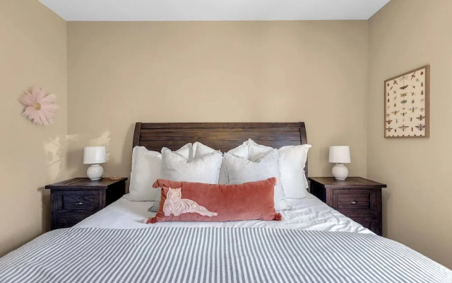 Panoramic Sunset Escape Waterfront Condo for 7!