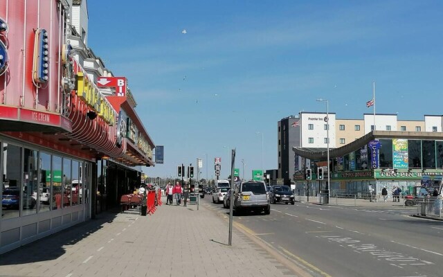 Beach Apartment - Sleeps 4, Garden & Parking