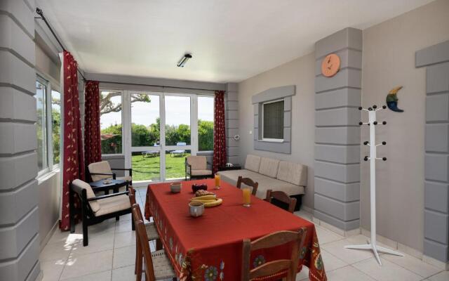 Petrakis Afrathias garden house