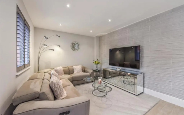 Luxury 4 Bedroom Detached House