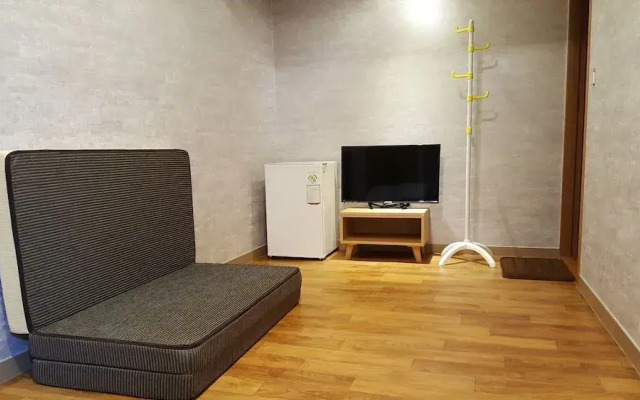 Hwangridangil Adamjeong Hanok Stay