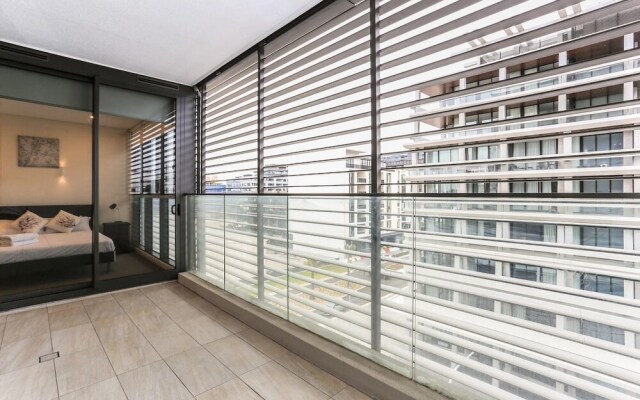 New Bright Apartment In Waterloo