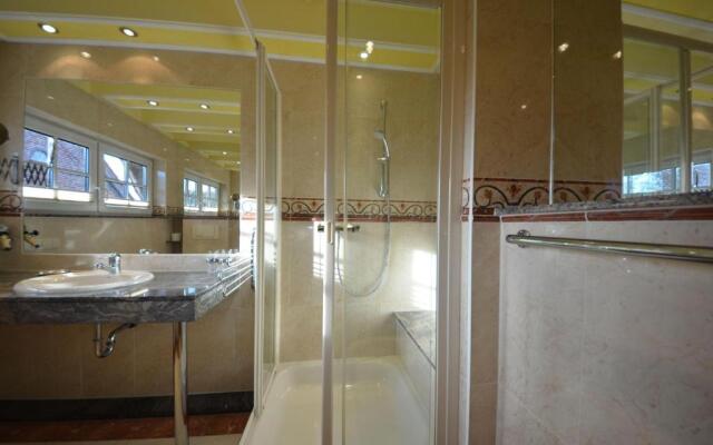 Eck-Reethaus-Sturmhaube