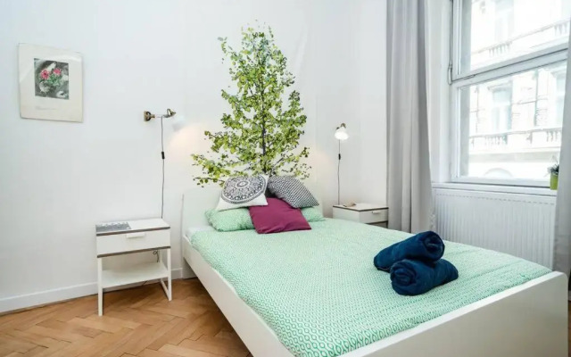 Bright, Spacious Apartment in the Historic Centre