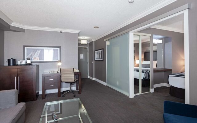 Sandman Signature Mississauga Hotel