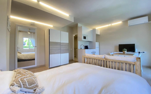 R126 Beachfront Apartment Sant Salvador