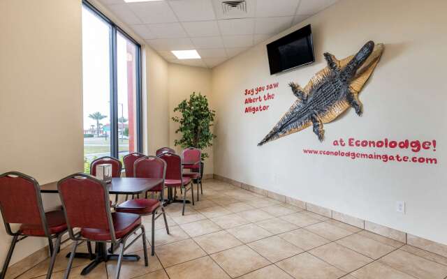 Econo Lodge Inn & Suites Maingate Central