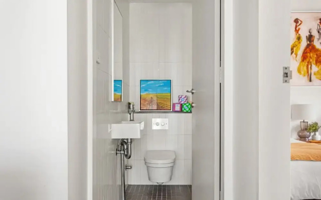 2-bed Harbourside Home With Views in Fab Location