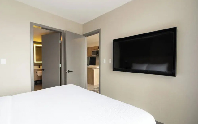 Sandman Signature Las Colinas Hotel & Suites
