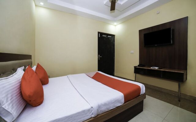 OYO 27825 Hotel Royal