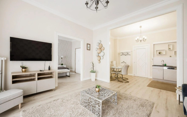 De Luxe 1-bedroom, 2-bathroom Condo in the Center