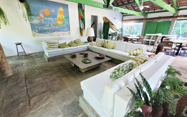 Linda casa com piscina a poucos passos da praia