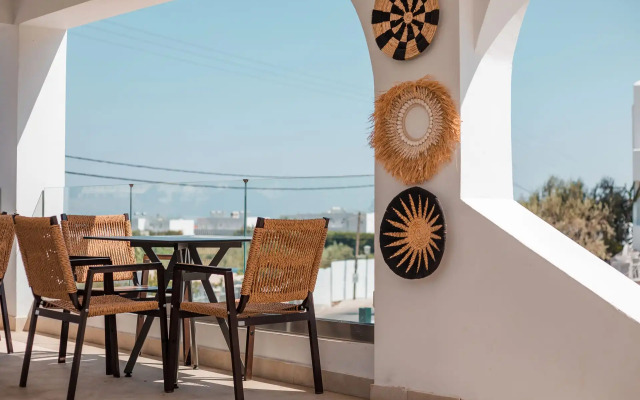 Lambis Studios & Apartments