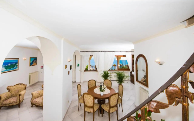 Villa Savina - Elegant Family Villa Overlooks Amalfi Coast -