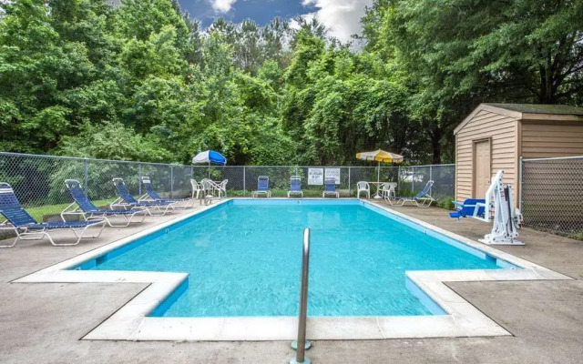 Super 8 Williamsburg Pottery