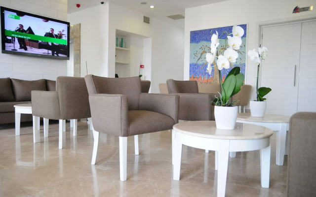 Alesta Yacht Hotel
