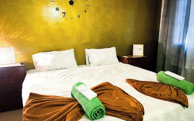 Poolside Apartment - Sleeps 4, Ac & Hot Shower