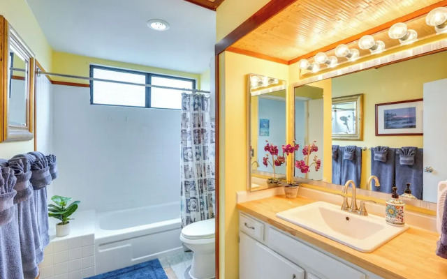 Downtown Kailua-kona Condo w/ Pool & Views