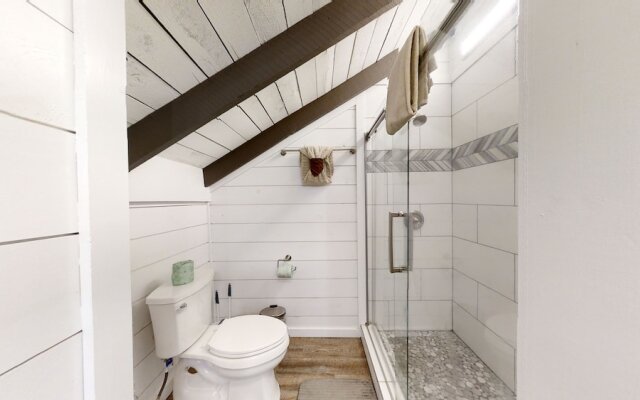 Bigfoots Hideaway 1 Bedroom Cabin by RedAwning