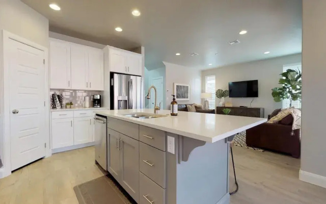 Desert Serenity 4 Bedroom Apts by RedAwning