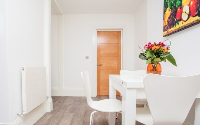 Beautiful 4 Bedroom House in South Kensington