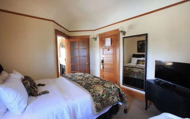 The Charles Pacific Grove - Artfully Designed Inclusive Inn