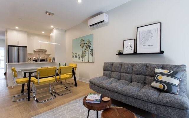 Perfect 2 Bdr, 2 Bath Landing for the Family