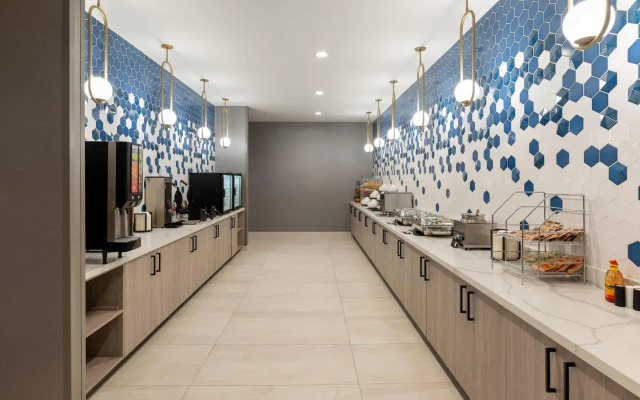 La Quinta Inn & Suites by Wyndham DeSoto
