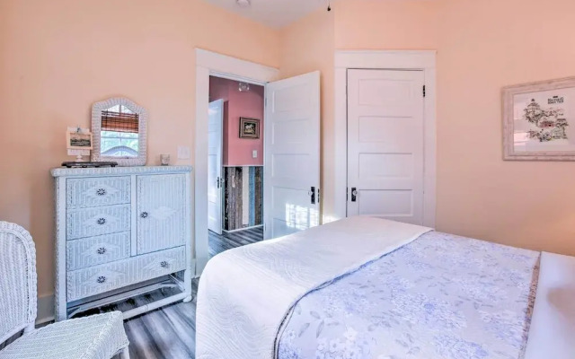 Bright Texas Retreat Near Pleasure Pier & Beach!