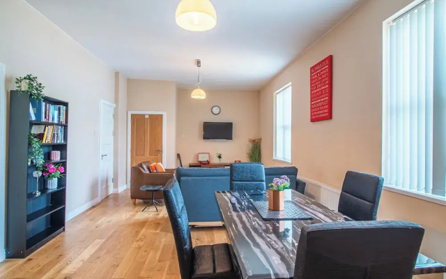 Stylish & Spacious Apartment With Private Balcony
