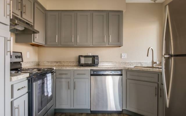 2 Bedroom Apartment w/ Pool, Balcony & WiFi by Frontdesk