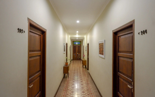 RedDoorz Plus near Hartono Mall 2