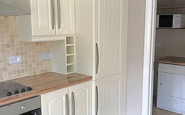 Immaculate 3-bed House With Private Secure Garden