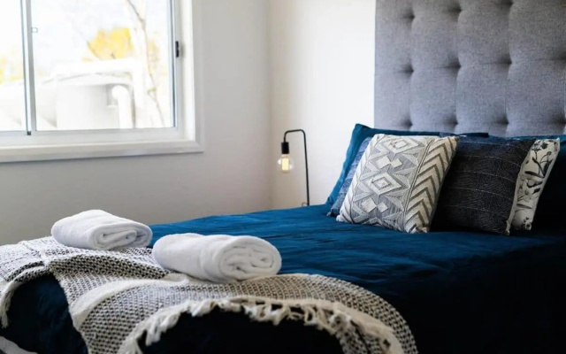 Hideaway on Curran - Modern & Comfy Retreat in CBD Firepit – Guest Rooms – Orange