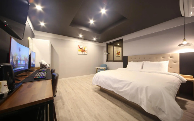 The Stone Bridge Hotel