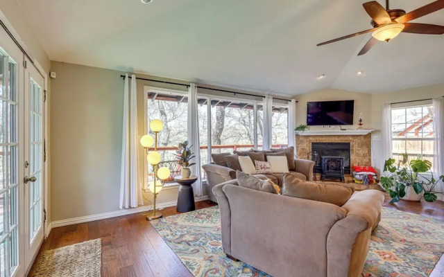 Creekside Cottage w/ Deck & Hot Tub in Belton
