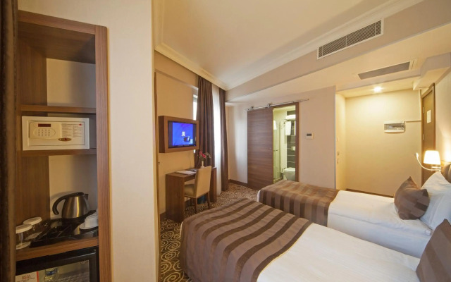V Hotel Bencoolen