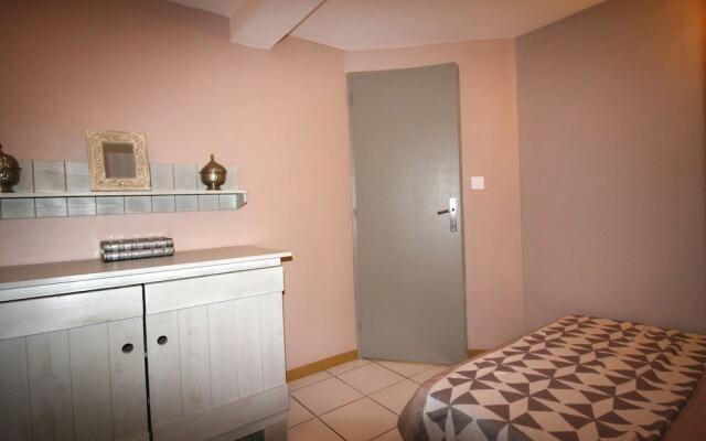 2 Tastefully Furnished Gites With Private Pool, 1km From Faucon