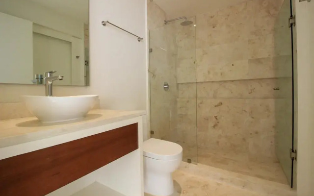 Lovely Charming Condo With Balcony and Great Pool Facilities