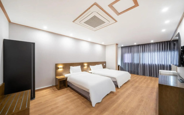 The 7 Business Hotel