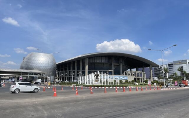 Muangthong C3, C4 near Impact by Anna
