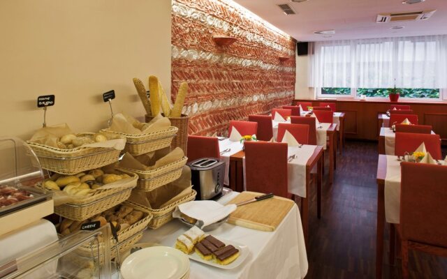 Hotel Mrak 4*