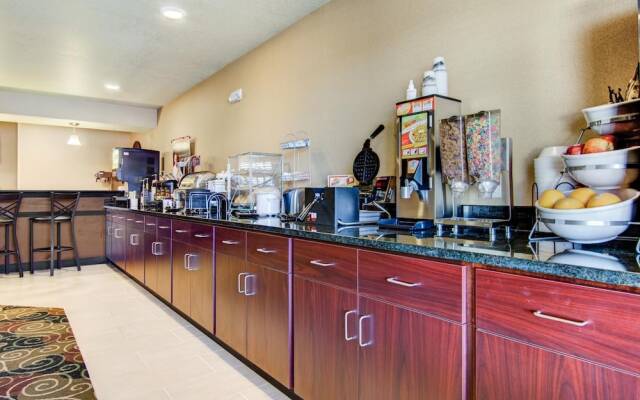 Castle Rock Inn & Suites