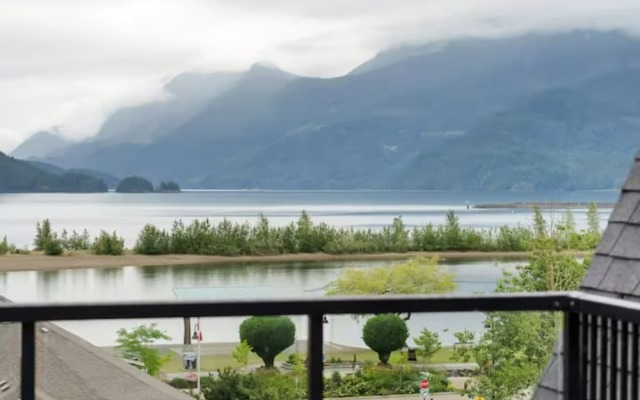 Modern 4BR Penthouse With Lake Views