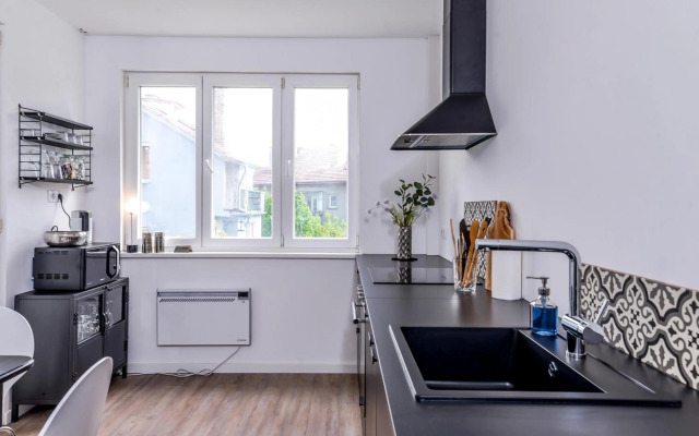 66 Apartment - Stylish Two Bedroom in Lozenets District