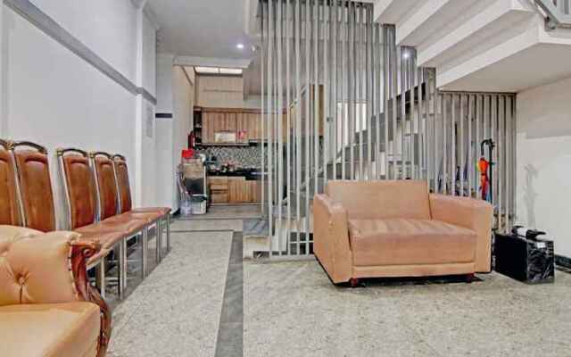 OYO 90432 Family Residence