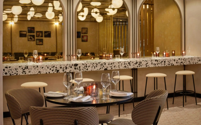 Montcalm East, Autograph Collection