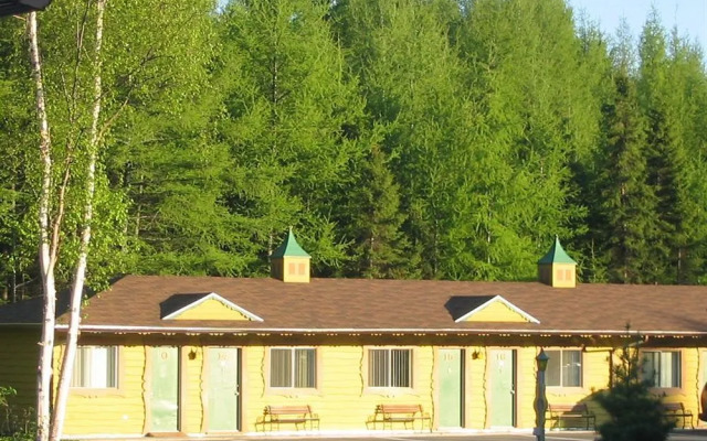 Auberge Les Jardins Inn-Motel Le Brayon & Chalets