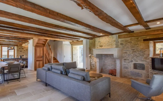 Hilltop Cottage With Pool